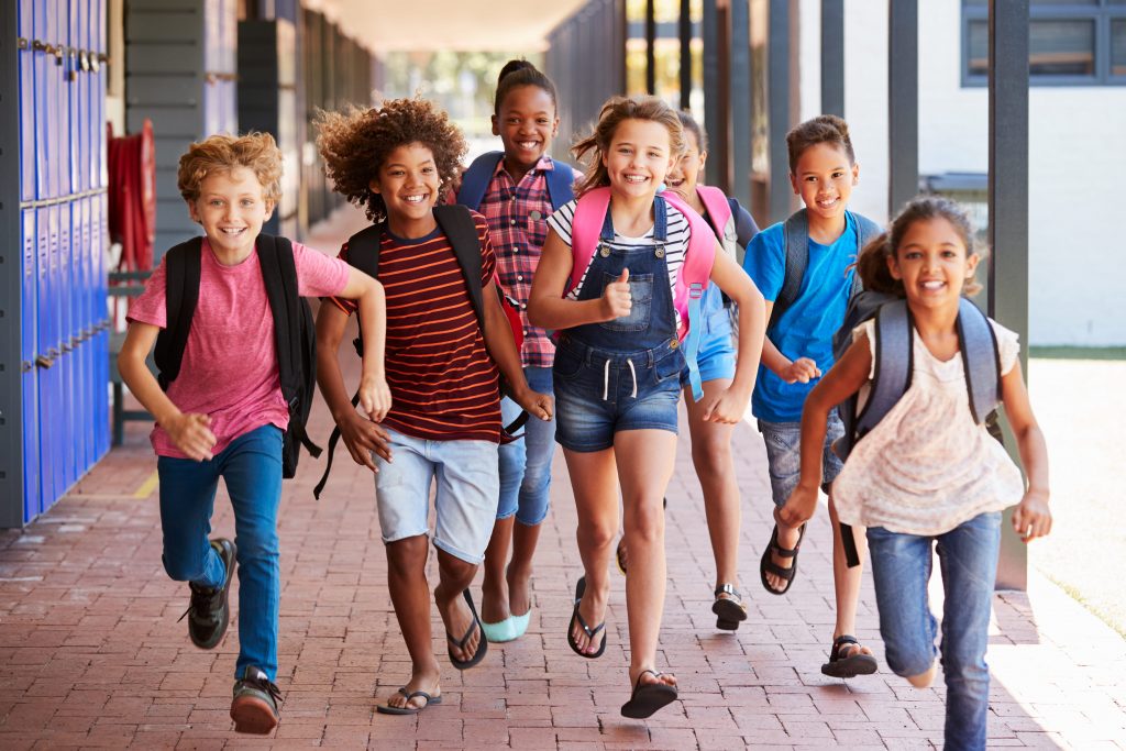 Actividades extraescolares y su importancia. Niños corriendo.